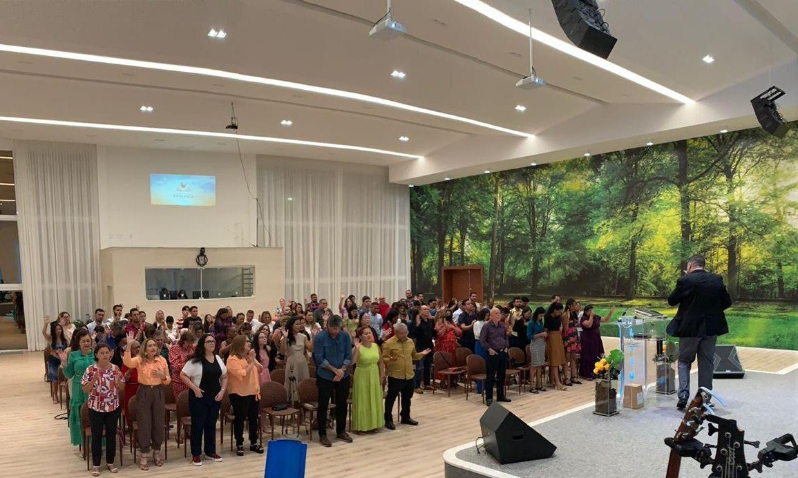 Congregação reunida durante o culto