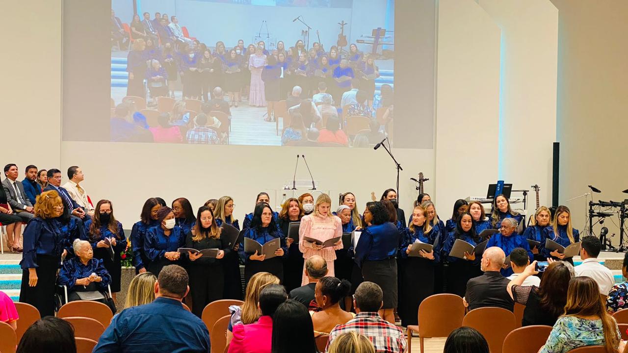 Mulheres reunidas durante programação da igreja