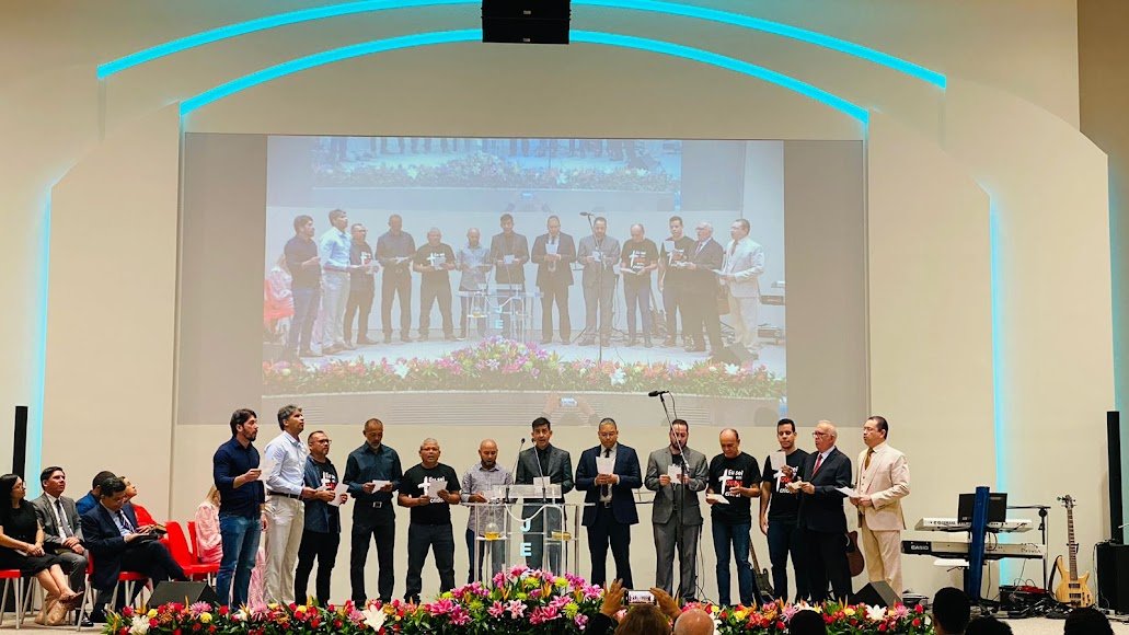 Vocal de homens no altar da igreja